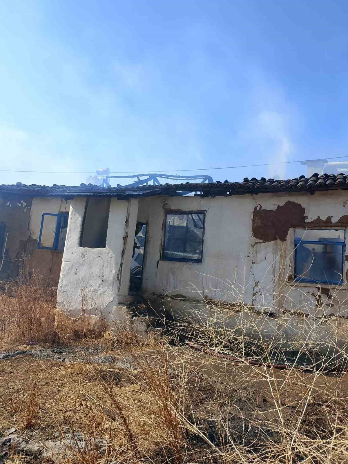 Bandırma’da yanan ev kullanılamaz hale geldi 15 Bülten Medya -