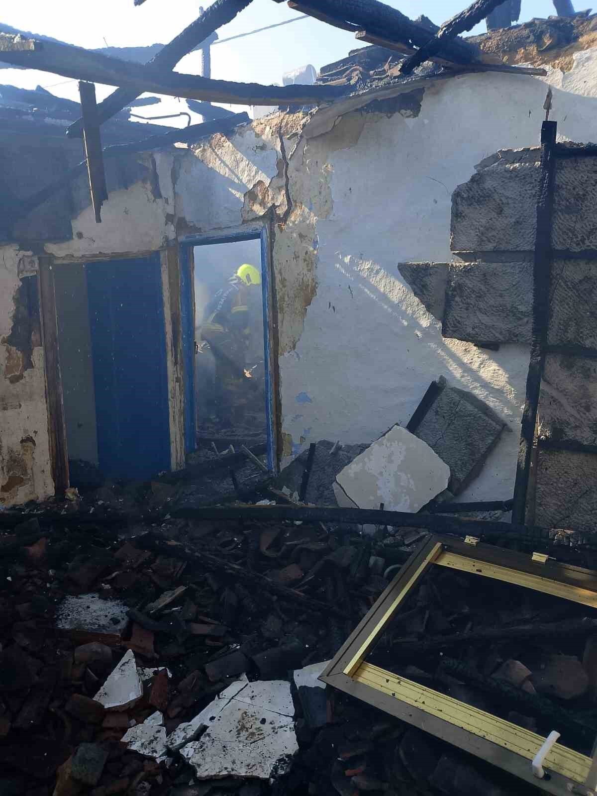 Bandırma’da yanan ev kullanılamaz hale geldi 13 Bülten Medya -
