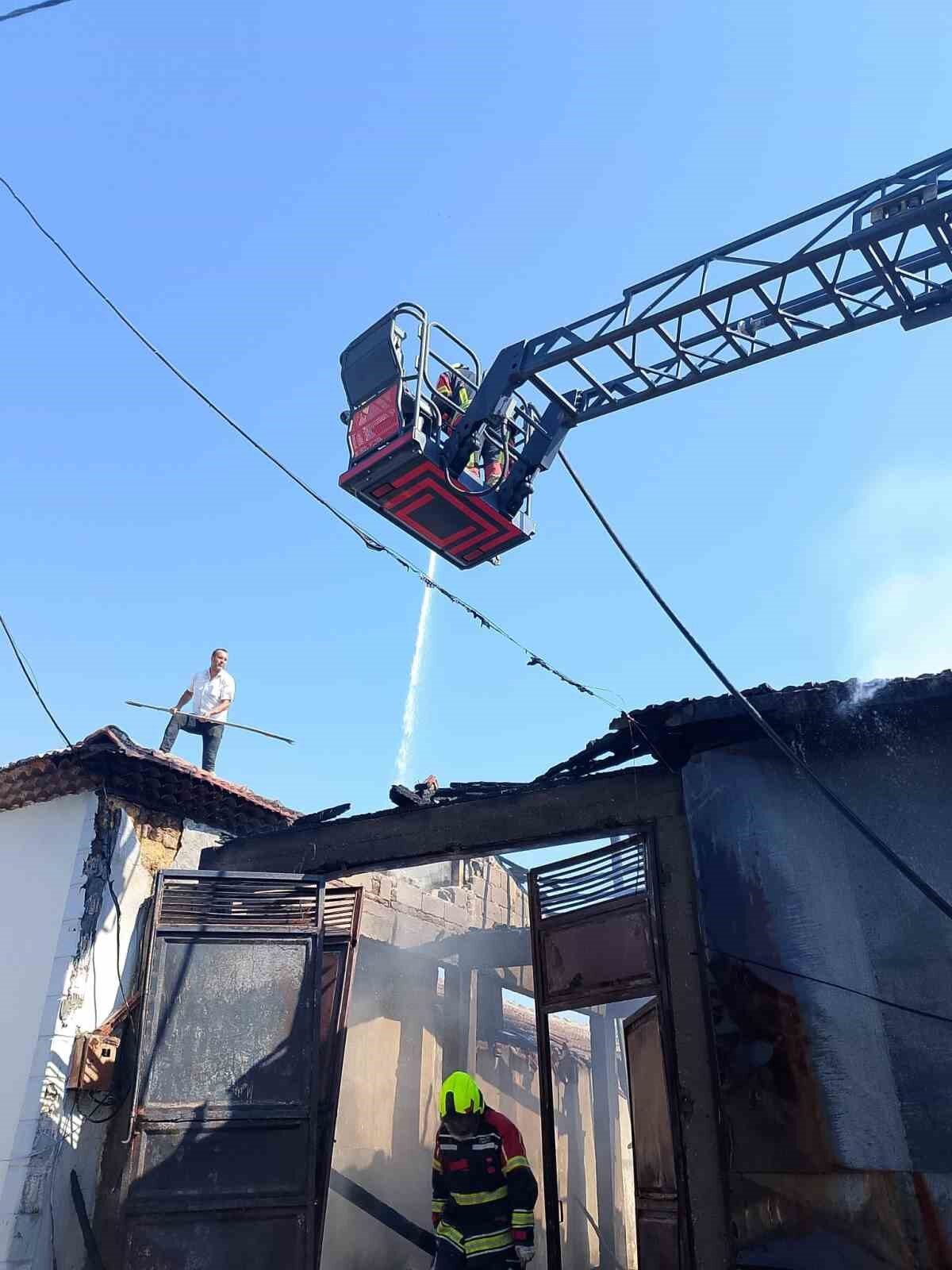 Bandırma’da yanan ev kullanılamaz hale geldi 14 Bülten Medya -