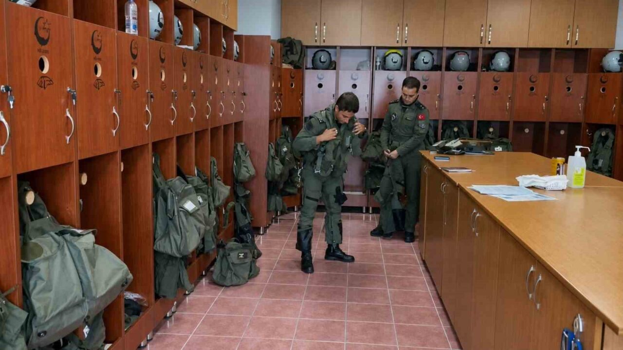 Bandırma’dan kalkan savaş uçakları Karadeniz semalarında eğitim uçuşu yaptı 15 Bülten Medya -
