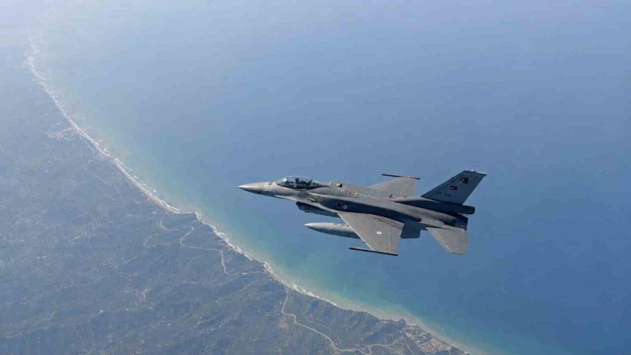 Bandırma’dan kalkan savaş uçakları Karadeniz semalarında eğitim uçuşu yaptı 16 Bülten Medya -