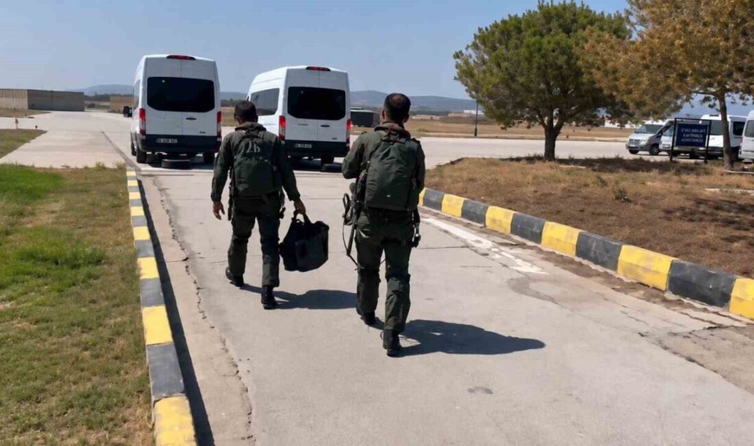 Bandırma’dan kalkan savaş uçakları Karadeniz semalarında eğitim uçuşu yaptı Milli Savunma Bakanlığı (MSB), Bandırma’da konuşlu 6’ncı Ana Jet Üs