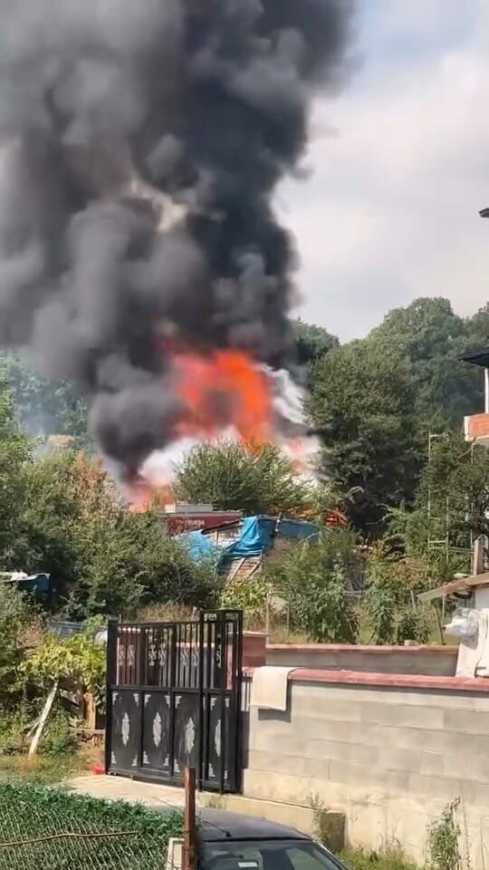 Barakaya sıçrayan yangın itfaiye ekiplerini harekete geçirdi 18 Bülten Medya -