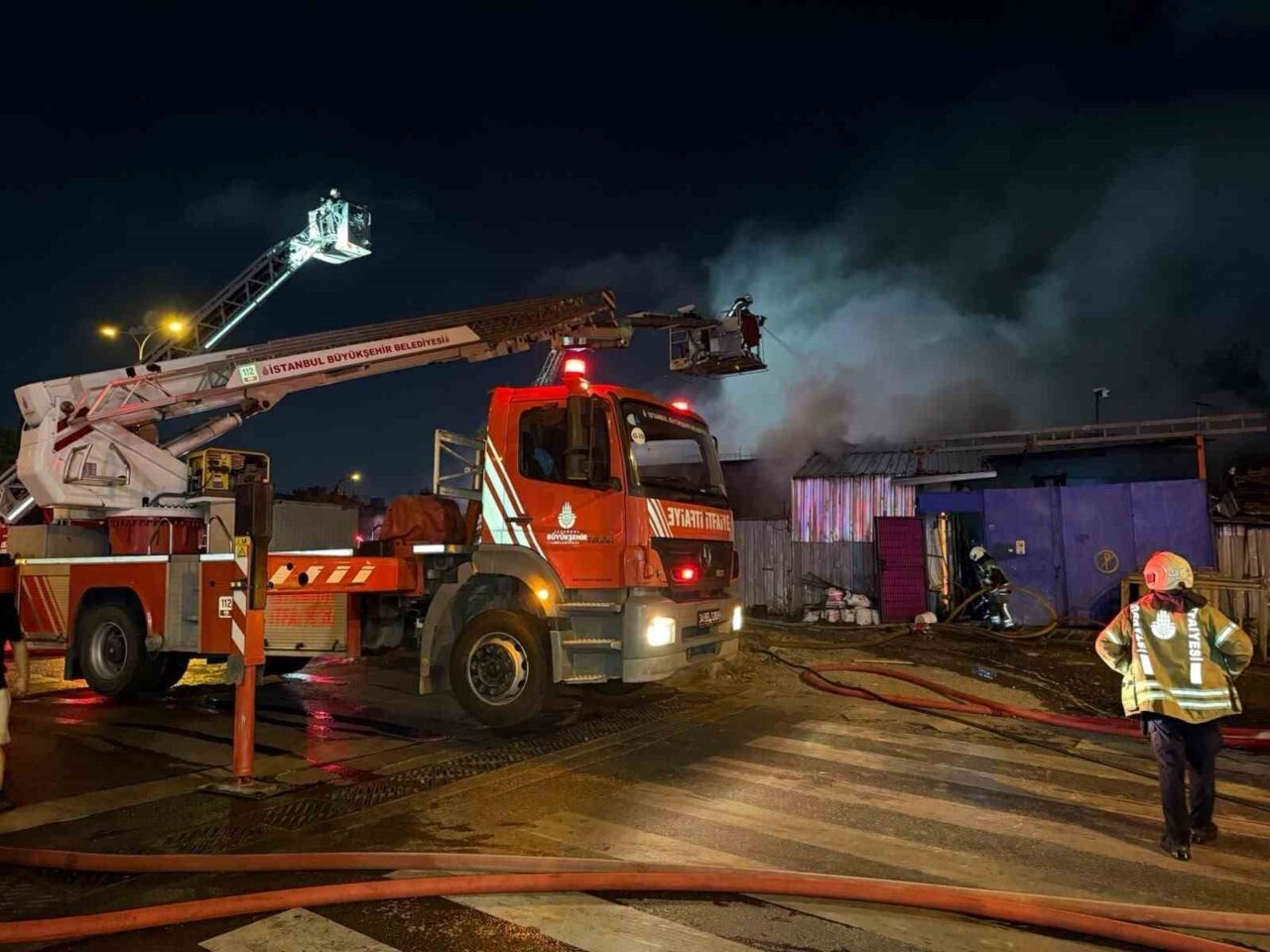Başakşehir Aymakoop Sanayi Sitesi’ndeki yangın söndürüldü: İş yeri kullanılamaz hale geldi 12 Bülten Medya -