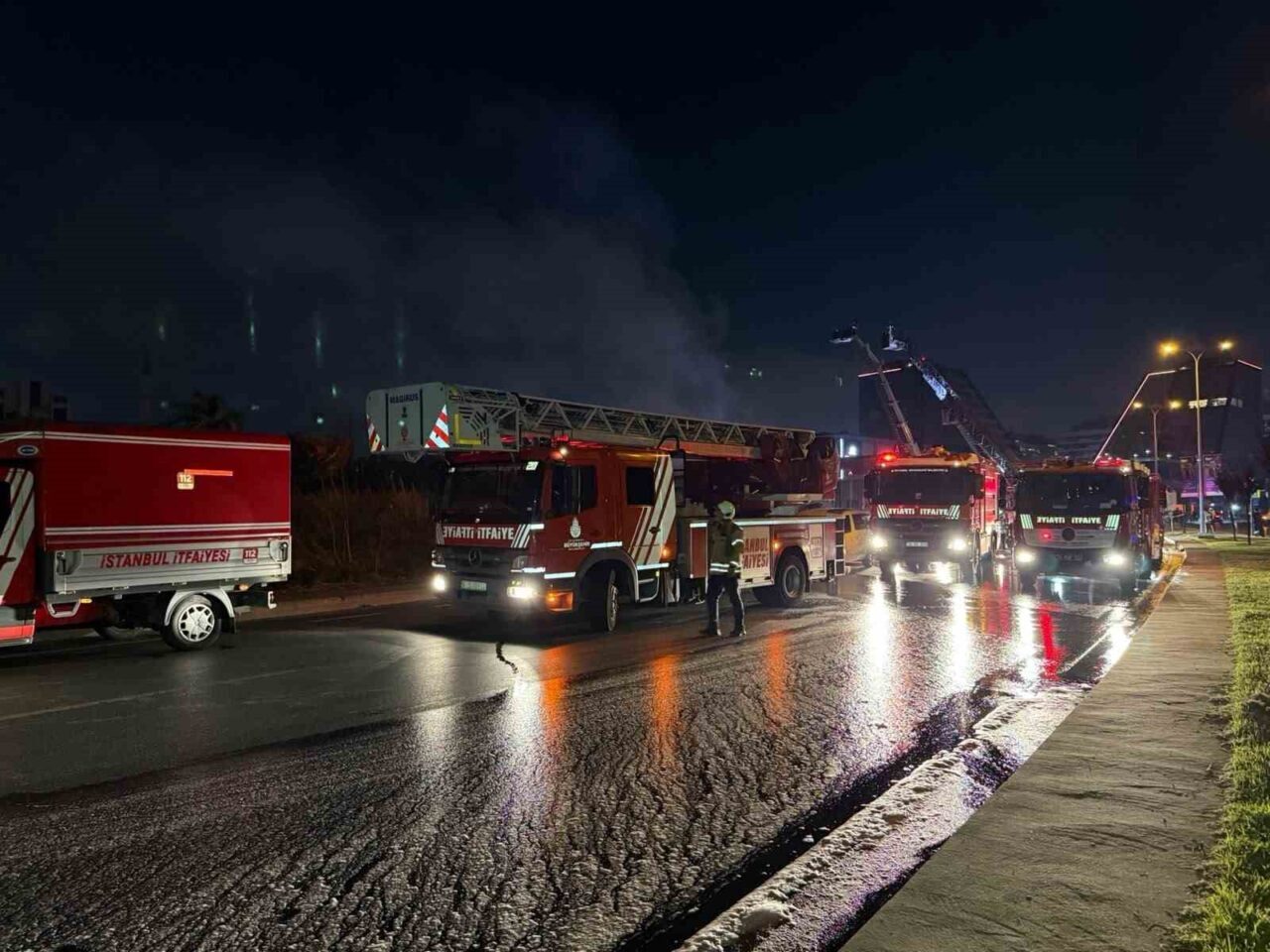 Başakşehir Aymakoop Sanayi Sitesi’ndeki yangın söndürüldü: İş yeri kullanılamaz hale geldi 10 Bülten Medya -