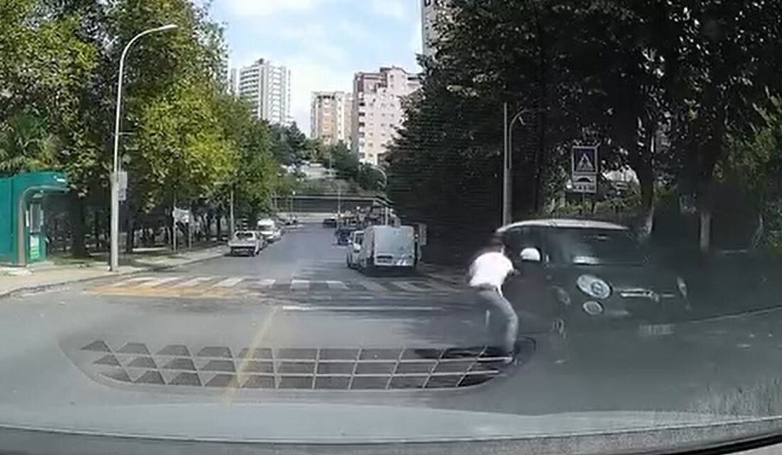 Başakşehir’de facianın eşiğinden dönüldü İstanbul’un Başakşehir ilçesinde park halindeyken yokuşta geri kaymaya başlayan otomobil,