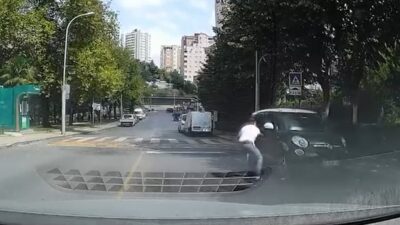 İstanbul’un Başakşehir ilçesinde park halindeyken yokuşta geri kaymaya başlayan otomobil,