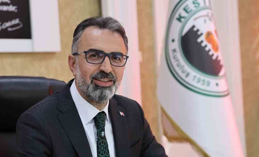 Başkan Erol: “14 Ağustos 2001’den Türkiye Yüzyılı’na: 25 yıllık imza” Kestel Belediye Başkanı Ferhat Erol, 14 Ağustos 2001’de Cumhurbaşkanı Recep