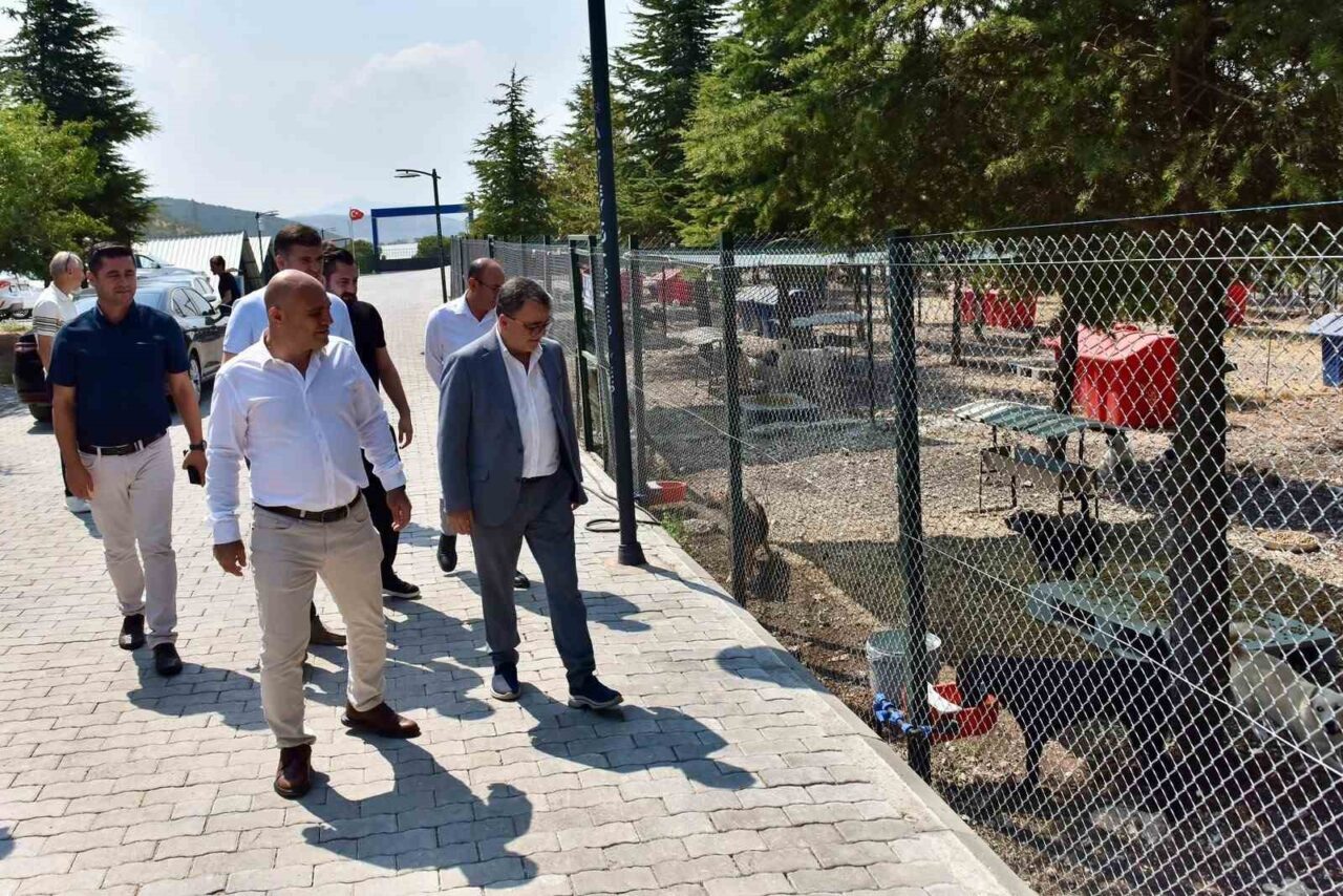 Başkan Hakan Şehirli Hayvan Bakımevi’ni ziyaret etti 16 Bülten Medya -