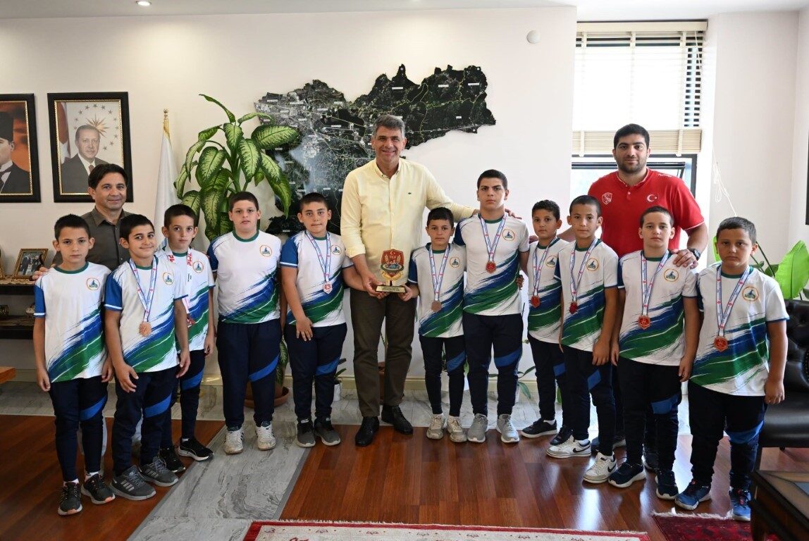 Başkan Kocaman, şampiyon güreşçilerle buluştu 4 Bülten Medya -