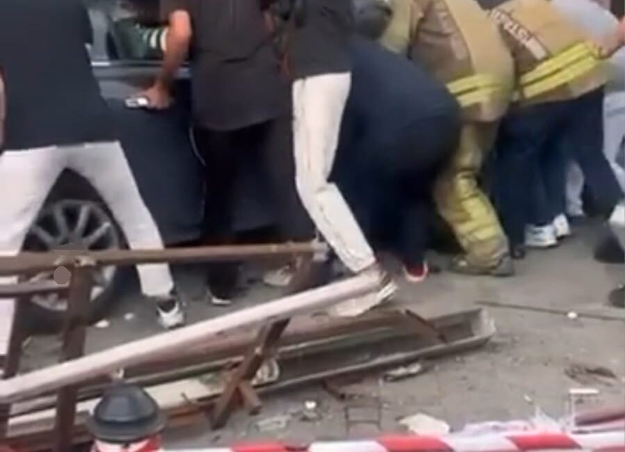 Beykoz’da kontrolünden çıkan otomobil, kaldırımdaki yayalara çarptıktan sonra bir dükkana