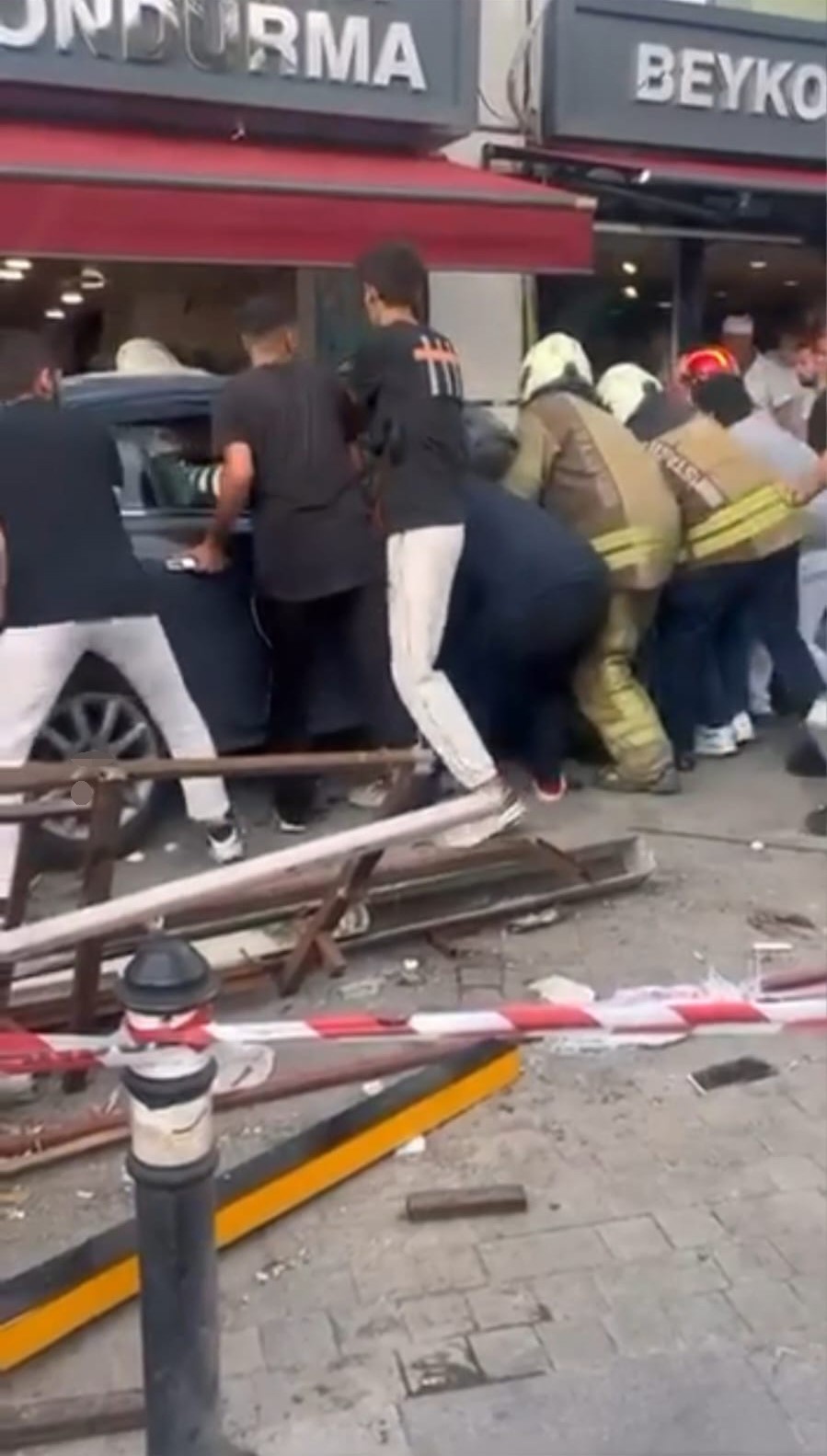 Beykoz’da kontrolünden çıkan otomobil, kaldırımdaki yayalara çarptıktan sonra bir dükkana