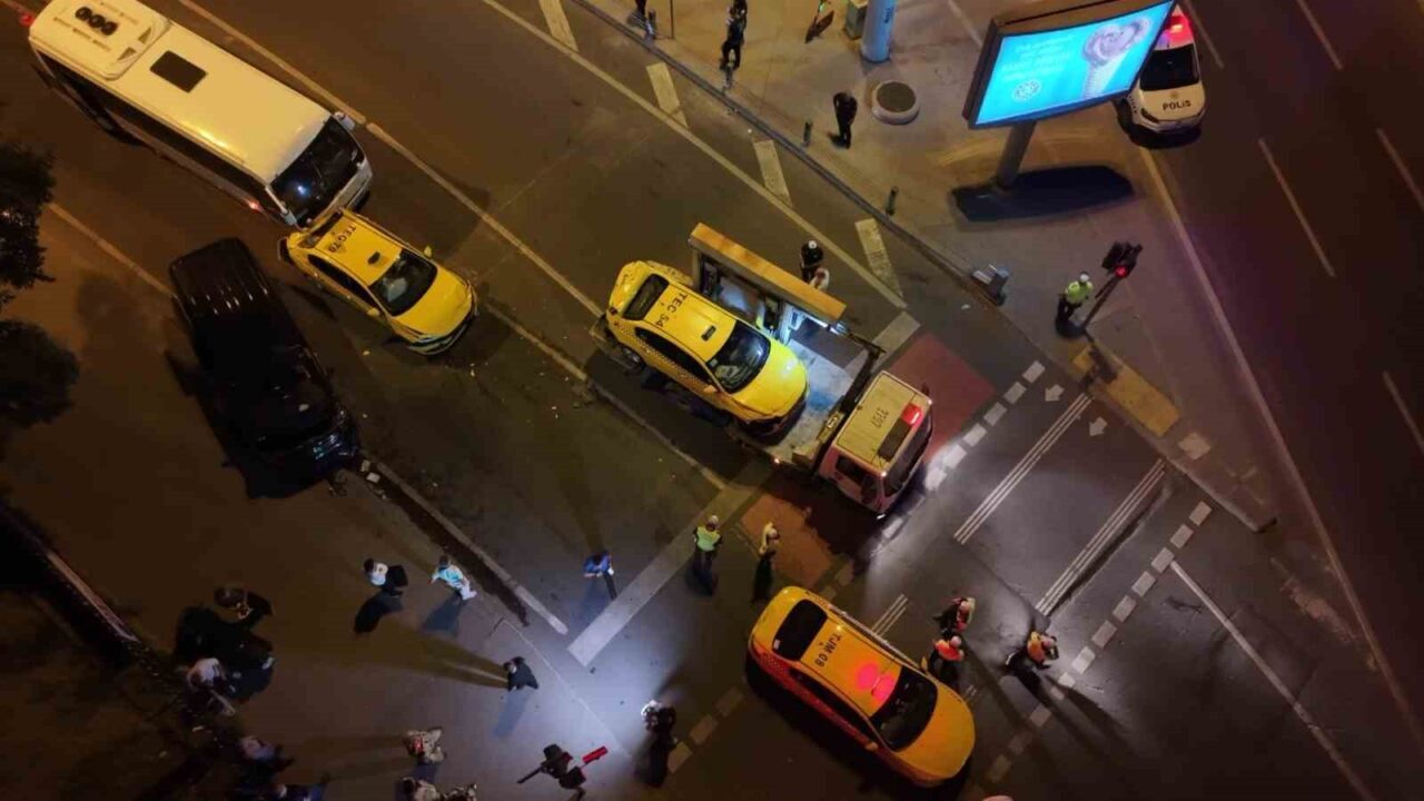 Beyoğlu’nda 8 araçlı zincirleme kaza: 5 kişi yaralandı 16 Bülten Medya -