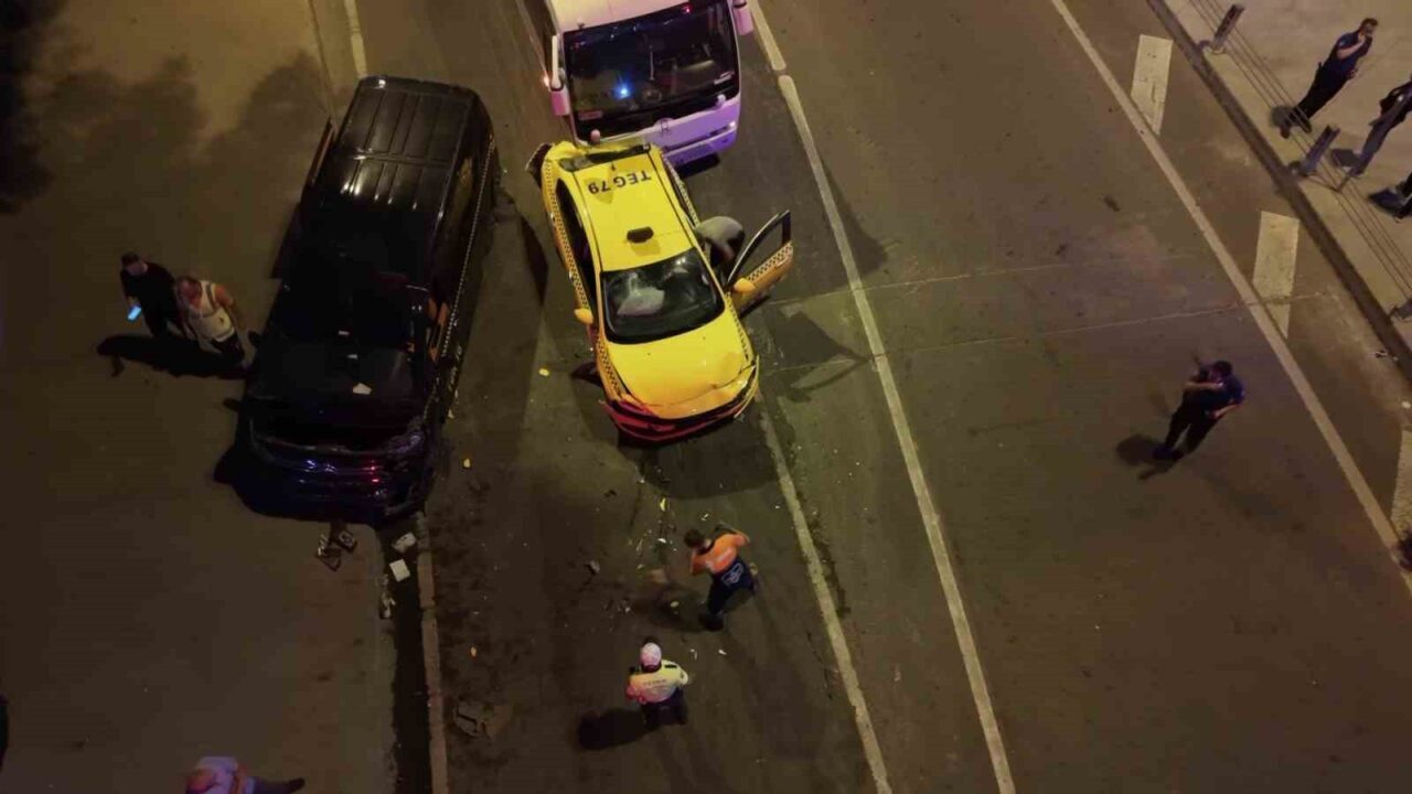 Beyoğlu’nda 8 araçlı zincirleme kaza: 5 kişi yaralandı 17 Bülten Medya -