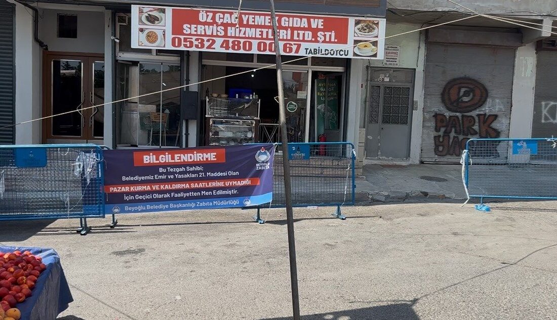 Beyoğlu’nda bir semt pazarında, armut seçme nedeniyle müşteri ve esnaf