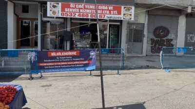 Beyoğlu’nda bir semt pazarında, armut seçme nedeniyle müşteri ve esnaf