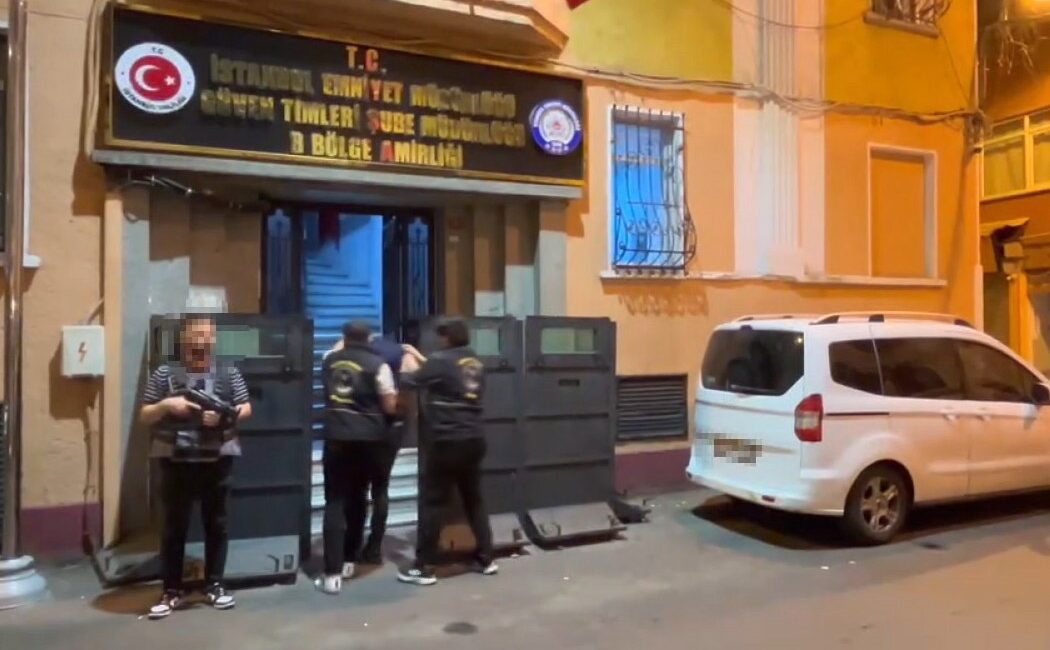 Arka cebindeki telefonu çaldı, kameraya yakalandı Beyoğlu'nda bir kişinin arka cebindeki telefonu çalan şüpheli, polis ekiplerinin