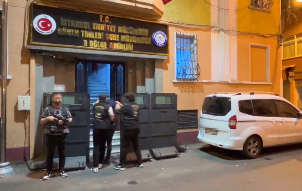 Beyoğlu'nda bir kişinin arka cebindeki telefonu çalan şüpheli, polis ekiplerinin