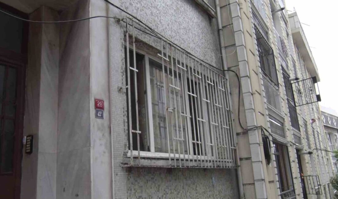 Beyoğlu’nda mahalle sakinleri bir binadan kötü koku gelmesi üzerine ihbarda