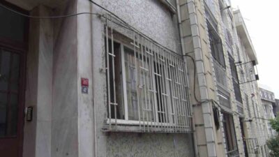 Beyoğlu’nda mahalle sakinleri bir binadan kötü koku gelmesi üzerine ihbarda