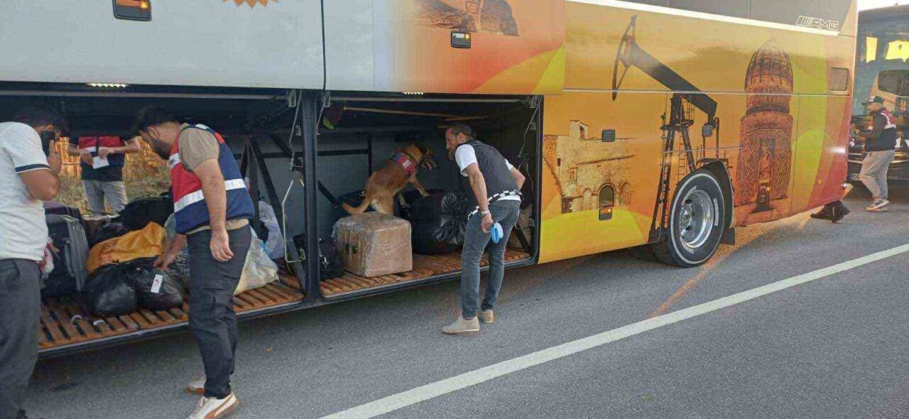 Bilecik'in Bozüyük ilçesinde jandarma ekiplerinin gerçekleştirdiği ŞOK Yol Kontrol Uygulaması'nda