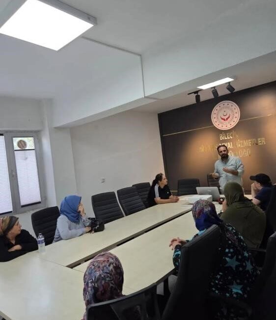 Bilecik’te aile içi iletişim ve bağımlılıkla mücadele eğitimi verildi. Bilecik