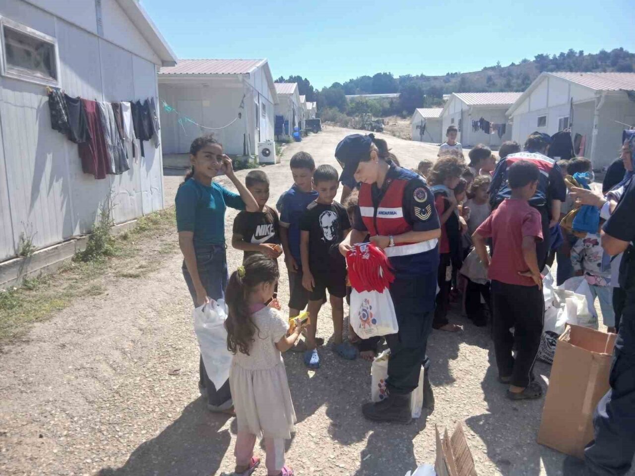 Bilecik’te çocuklara jandarmadan hediye 7 Bülten Medya -