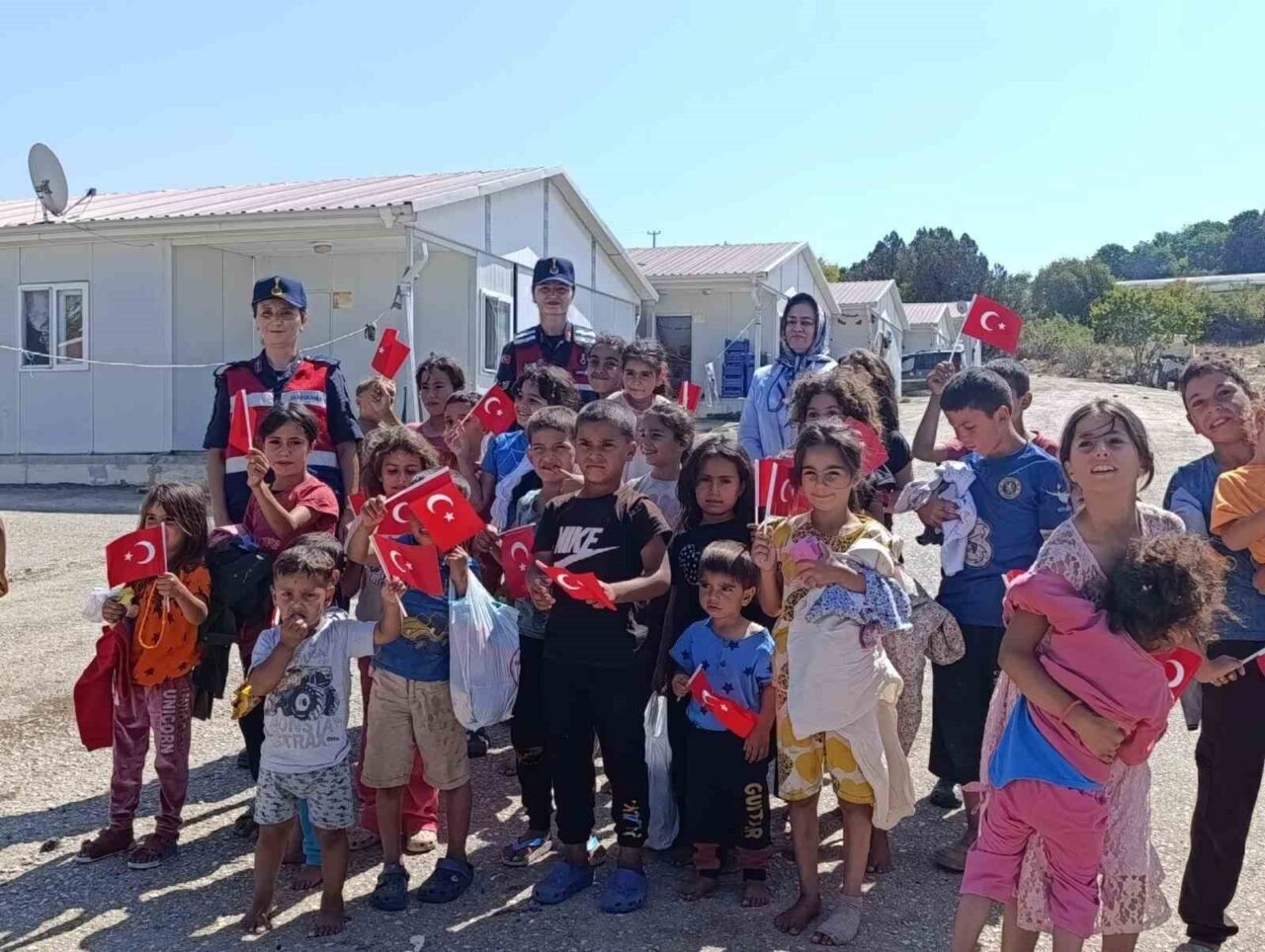 Bilecik’te çocuklara jandarmadan hediye 8 Bülten Medya -