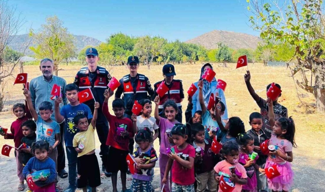 Bilecik’te çocuklara jandarmadan hediye Bilecik’in Söğüt ilçesinde Bilecik İl Jandarma Komutanlığı ekipleri tarafından mevsimlik