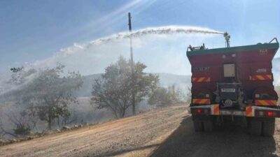 Bilecik’te elektrik direğinin devrilmesi ve tellerin kopması sonucu yangın çıktı.