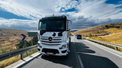 Bilecik’te seyir halinde kontrolden çıkarak karşı şeride geçen kamyonun otomobile