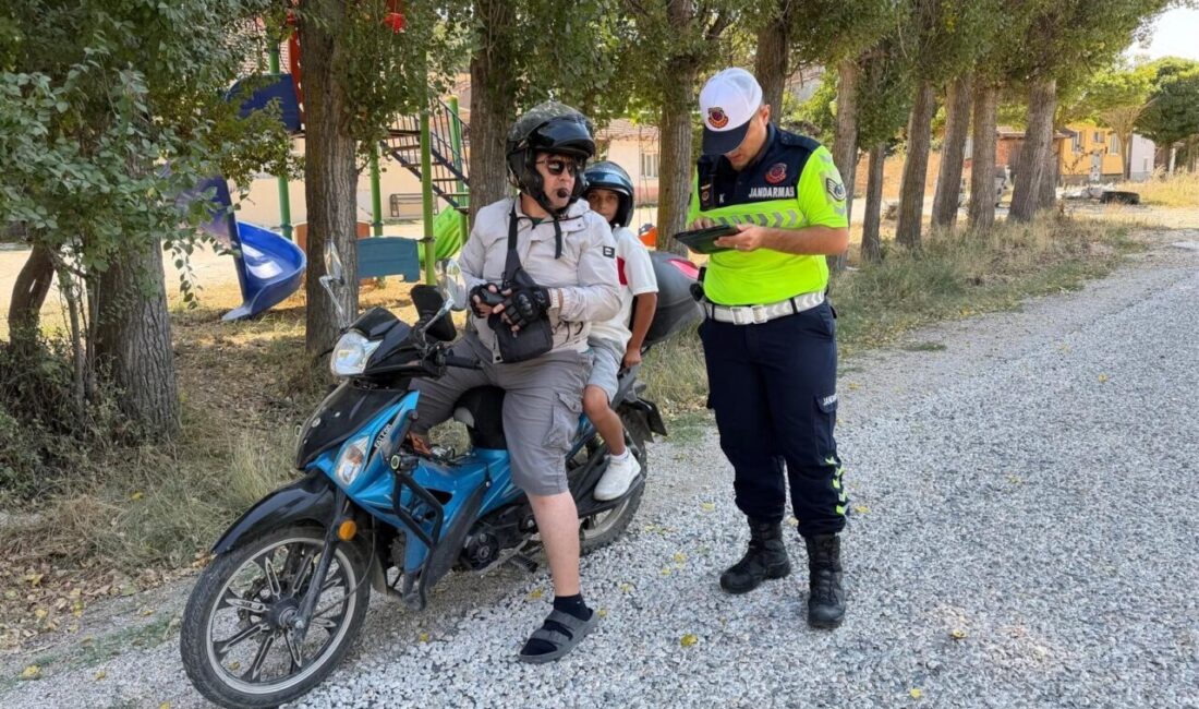 Bilecik’te motosiklet sürücülerine güvenli sürüş eğitimi Bilecik’in Bozüyük ilçesinde motosiklet sürücülerine güvenli sürüş eğitimi verildi. Bozüyük