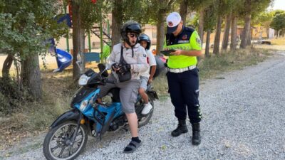 Bilecik’in Bozüyük ilçesinde motosiklet sürücülerine güvenli sürüş eğitimi verildi. Bozüyük