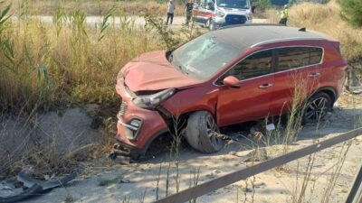 Bilecik’te sürücüsünün direksiyon hakimiyetini kaybettiği otomobilin bankete düşmesi sonucu meydana