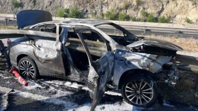 Bilecik’te kontrolden çıkarak bariyere çarpan otomobilin alev alması sonucu meydana