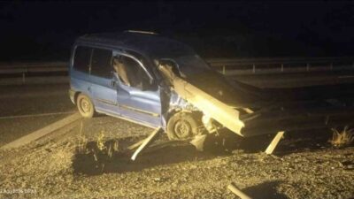 Bilecik’in Bozüyük ilçesinde sürücüsünün uyuması sonucu kontrolden çıkan otomobilin bariyerlere
