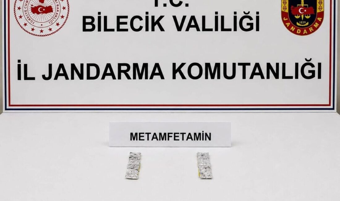 Bilecik’te otomobilde metamfetamin ele geçirildi Bilecik’te jandarma ekiplerince durdurulan otomobilde 2 gram metamfetamin ele geçirildi.
