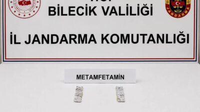 Bilecik’te jandarma ekiplerince durdurulan otomobilde 2 gram metamfetamin ele geçirildi.