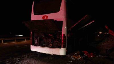 Bilecik’te seyir halindeki yolcu otobüsünde çıkan yangında 1 kişi yaralandı.
