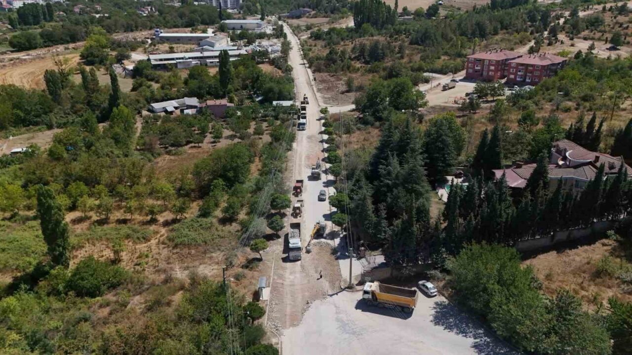 Bilecik’te sıcak asfalt mesaisi başladı 4 Bülten Medya -