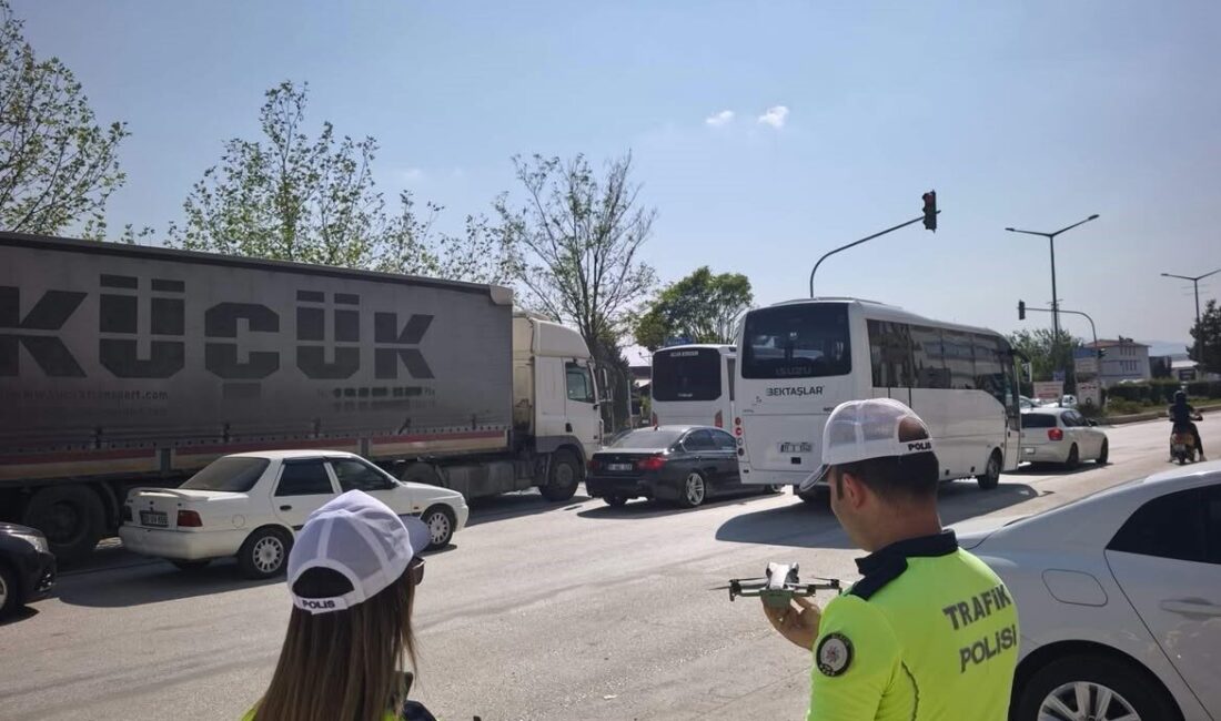 Bilecik’te trafik denetimine drone desteği Bilecik’in Bozüyük ilçesinde drone destekli havadan trafik denetimi gerçekleştirildi. Bozüyük