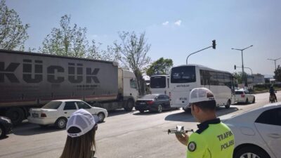 Bilecik’in Bozüyük ilçesinde drone destekli havadan trafik denetimi gerçekleştirildi. Bozüyük