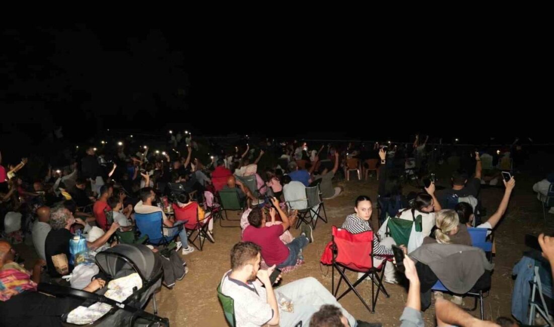 Binlerce kişi Perseid meteor yağmurunu izlemek için Yenişehir’e akın etti Bursa’da Perseid meteor yağmurunu izlemek isteyen binlerce kişi, Yenişehir ilçesindeki