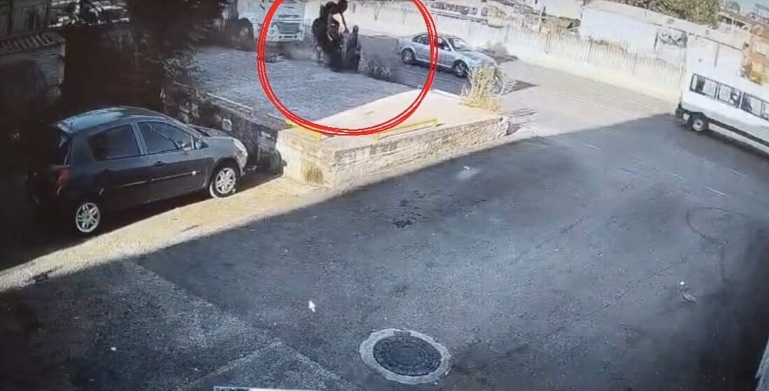 Bursa'nın Osmangazi ilçesinde kontrolden çıkan motosiklet, kaldırımdaki yayayı saniyelerle teğet