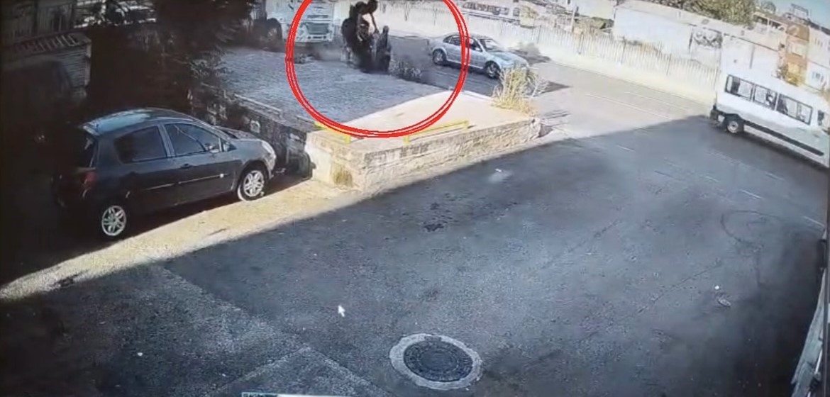 Bursa'nın Osmangazi ilçesinde kontrolden çıkan motosiklet, kaldırımdaki yayayı saniyelerle teğet