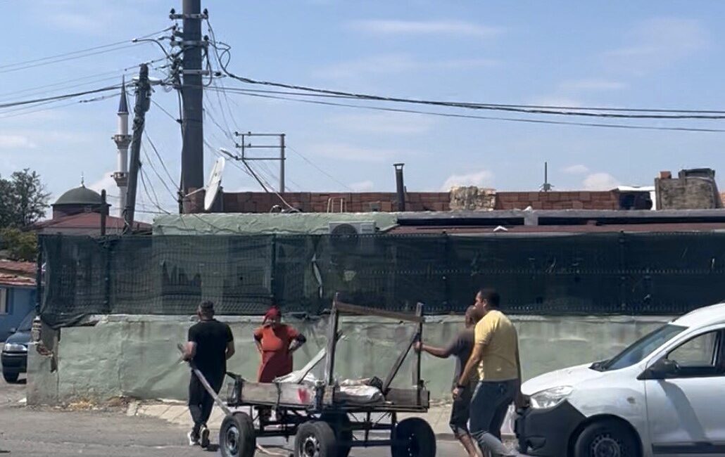 Tekirdağ Çorlu’da bir anda hızlanarak trafiğe dalan at arabası, hafif