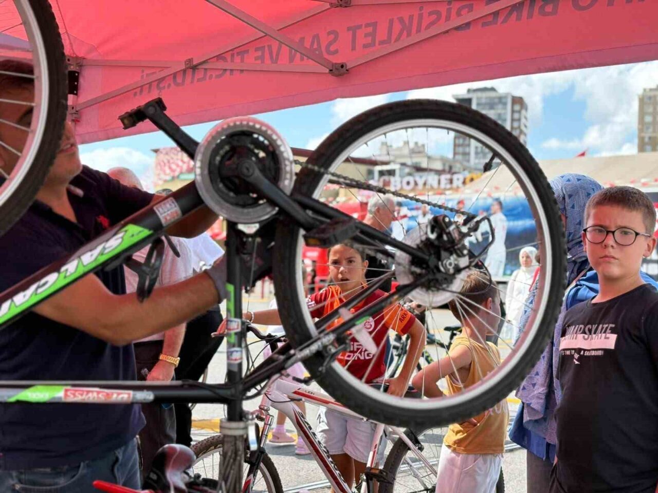 Bisikletler tamire, çocuklar eğlenceye 7 Bülten Medya -