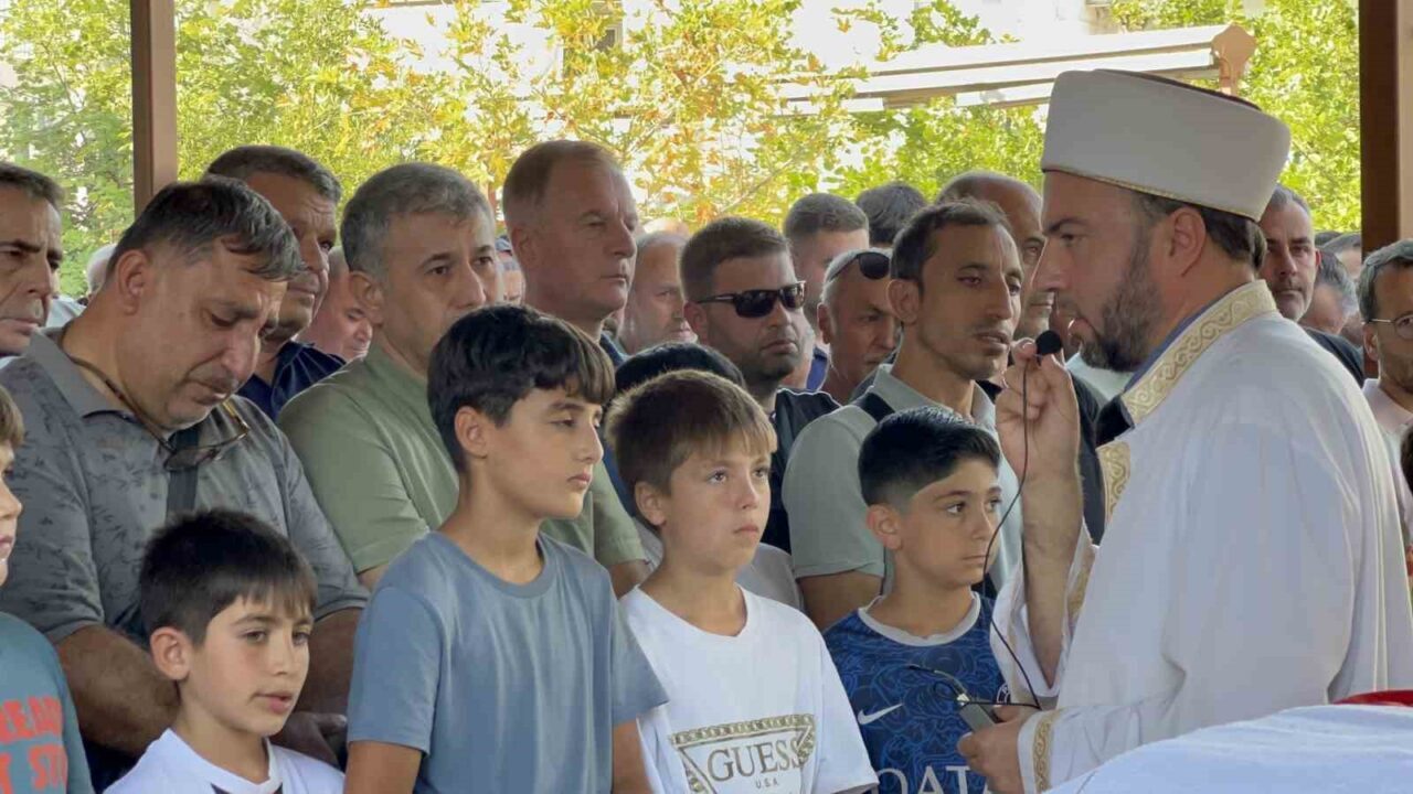 Böcek ilacından zehirlenerek öldüğü iddia edilen Yusuf Talha son yolculuğuna uğurlandı 41 Bülten Medya -