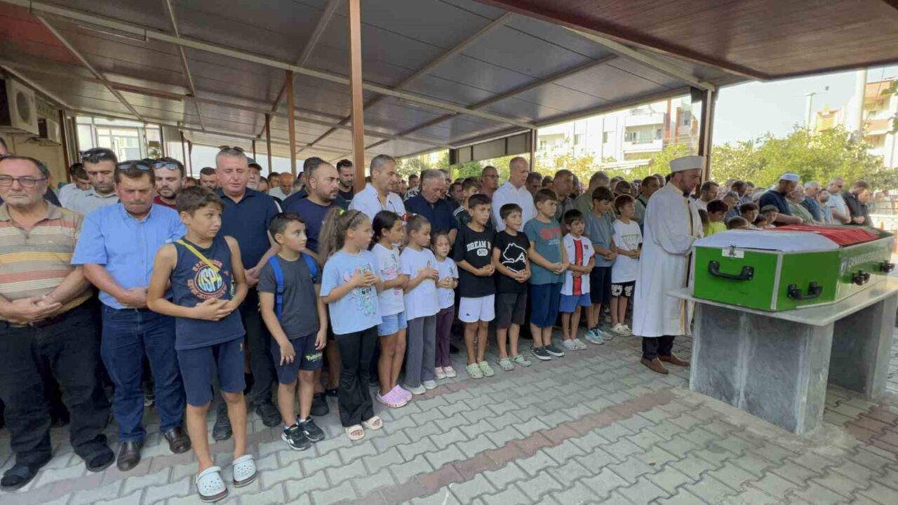 Böcek ilacından zehirlenerek öldüğü iddia edilen Yusuf Talha son yolculuğuna uğurlandı 38 Bülten Medya -