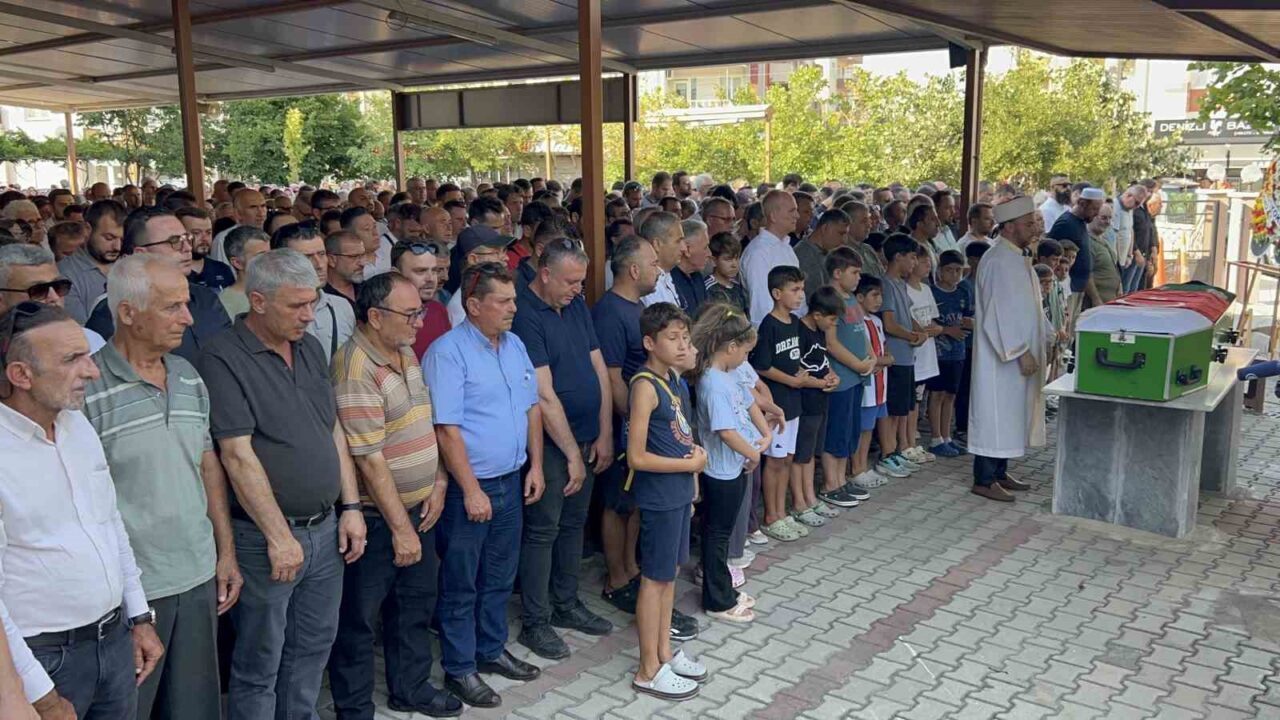 Böcek ilacından zehirlenerek öldüğü iddia edilen Yusuf Talha son yolculuğuna uğurlandı 40 Bülten Medya -